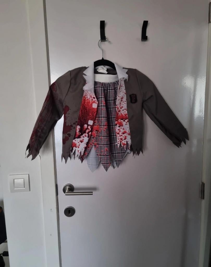 Costume de lycéenne zombie, Enlèvement ou Envoi