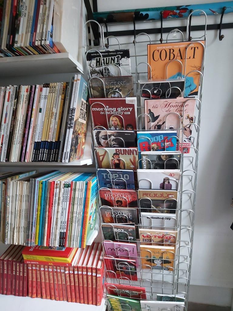 présentoir ,étagère pour BD, Enlèvement, Neuf