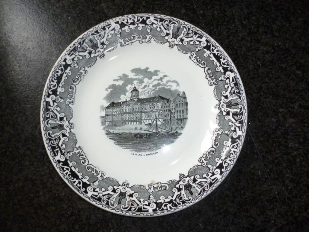 Ancienne assiette céramique MAESTRICHT Le Palais à Amsterdam, Antiquités & Art, Antiquités | Céramique & Poterie, Enlèvement ou Envoi