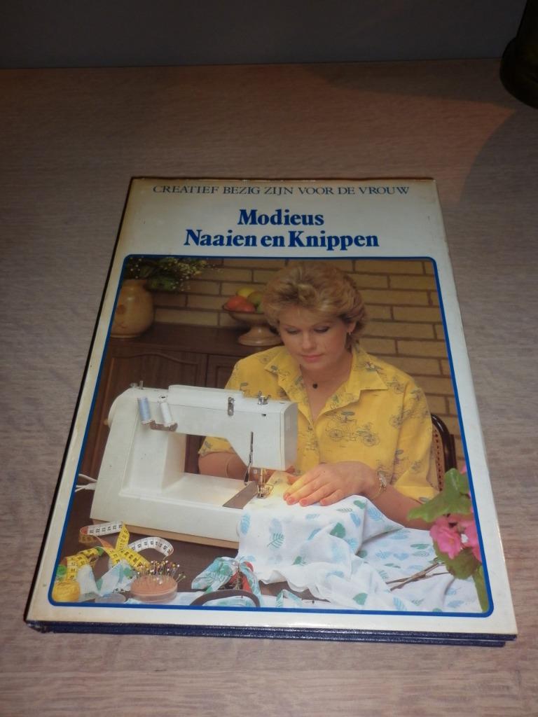 Modieus naaien en knippen, Boeken, Hobby en Vrije tijd, Ophalen of Verzenden