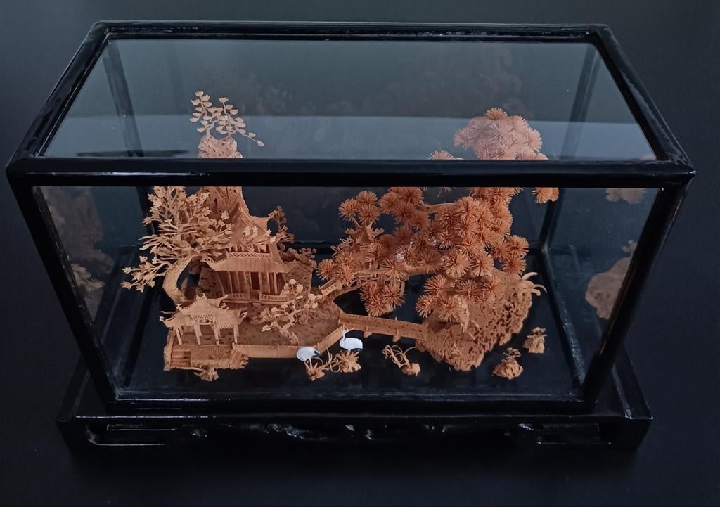 Chinees kurk snijwerk diorama in glazen vitrine., Antiek en Kunst, Ophalen of Verzenden