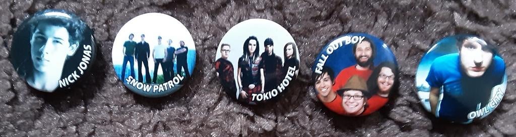 Broches badges de chanteur 2,5 cm, Enlèvement ou Envoi, Comme neuf