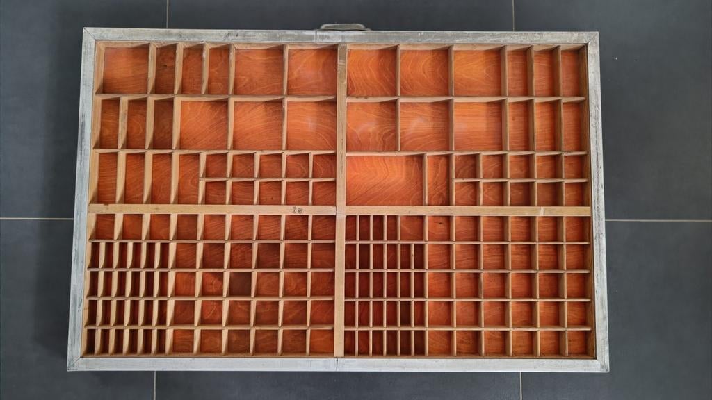 Houten letterbak met aluminium kader., Ophalen of Verzenden, Gebruikt