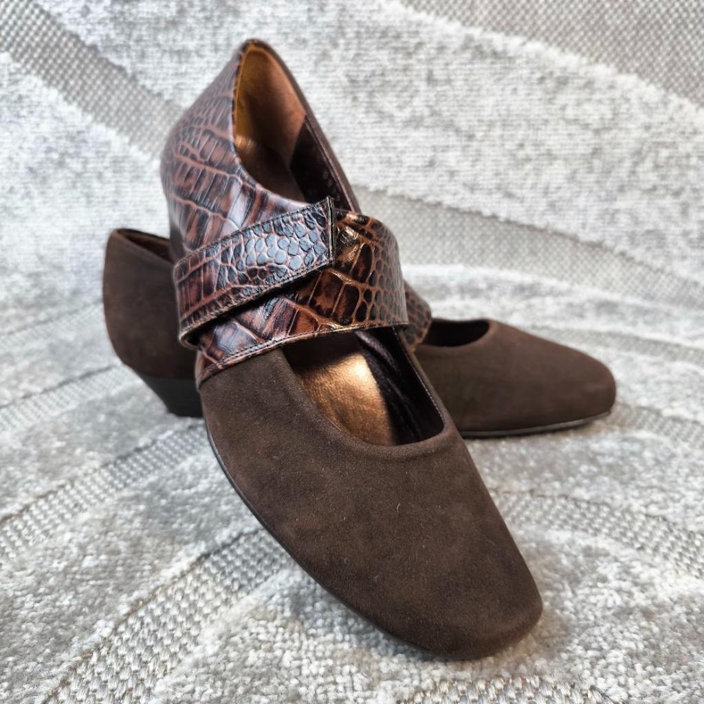 Livingstone pump bruin suede leder uitneembaar voetbed  eu40, Kleding | Dames, Ophalen of Verzenden, Bruin
