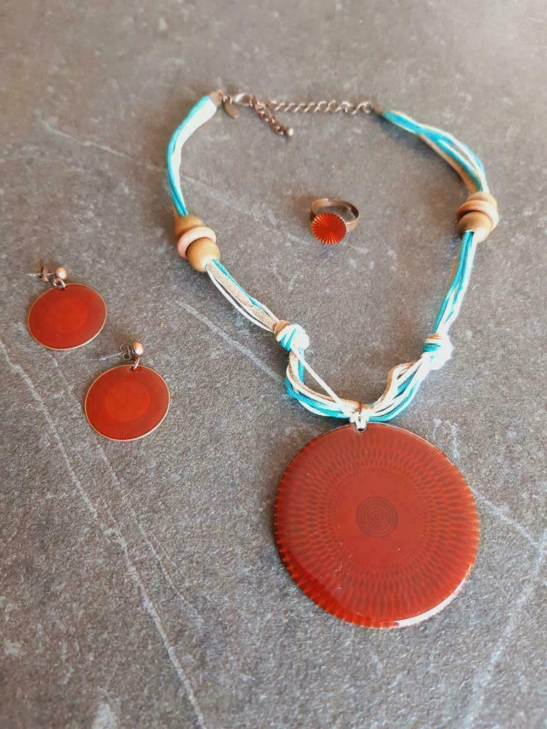 Setje: ketting met bruin amulet, oorringen en ring., Ophalen, Overige materialen, Verstelbaar, Bruin