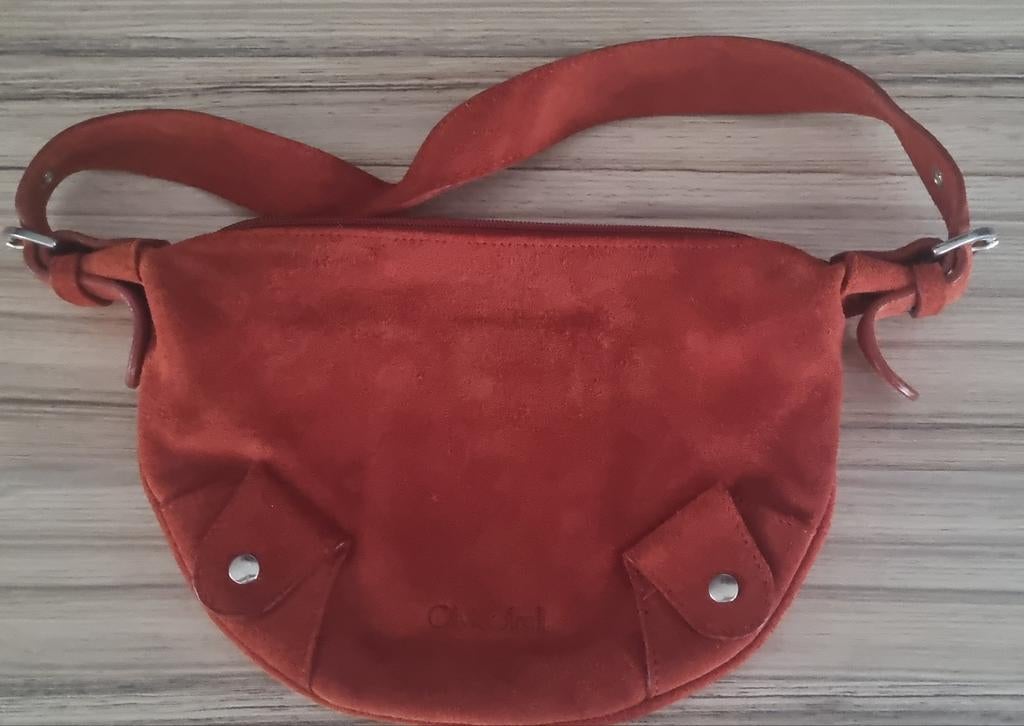 Olivier Strelli steenrood handtasje daim, Bijoux, Sacs & Beauté, Sacs | Sacs Femme, Enlèvement ou Envoi, Utilisé