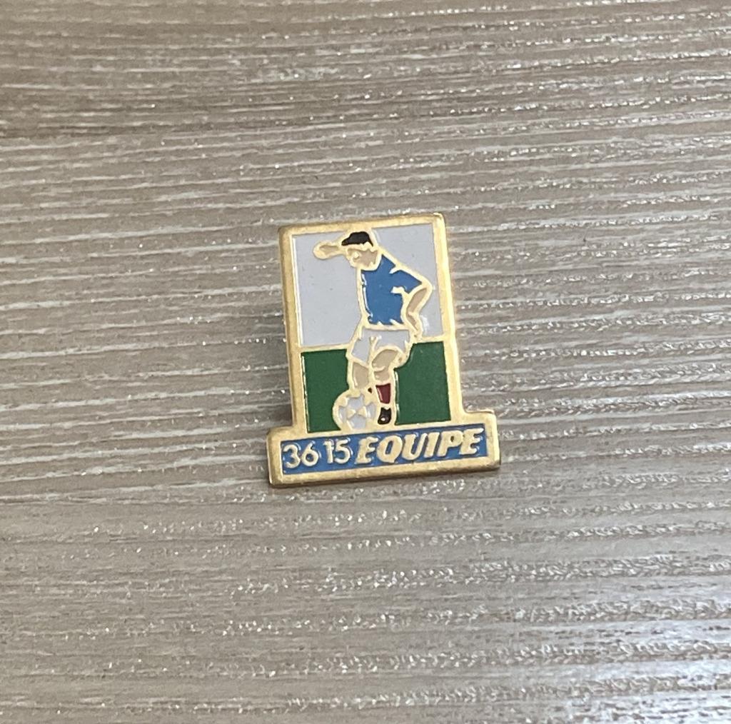 PIN - 3615 EQUIPE - FOOTBALL - VOETBAL, Verzenden, Gebruikt, Sport, Speldje of Pin