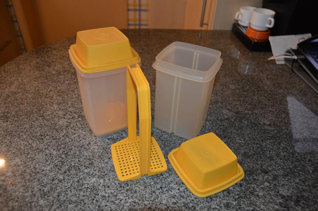 TUPERWARE 2 boites a condiments, Enlèvement ou Envoi