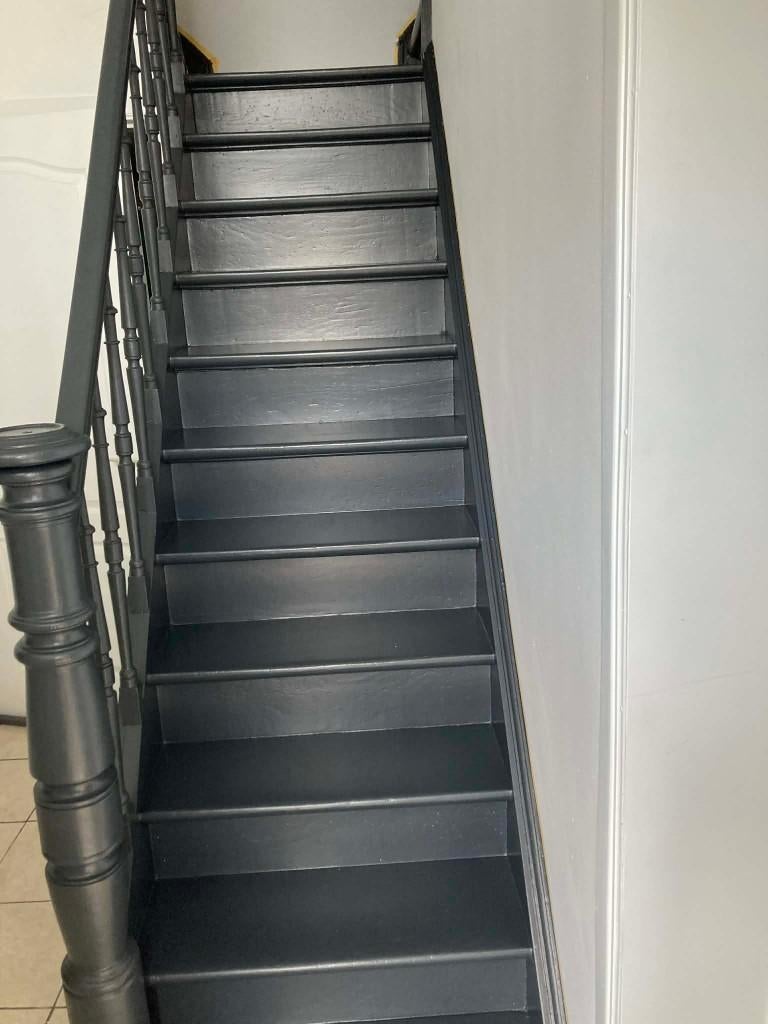 Peintre en bâtiment  rénovation d'escalier en bois, Offres d'emploi