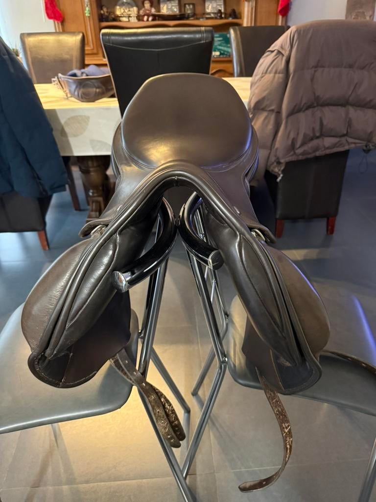 Te koop: VB Saddlery zadel – 17,5 inch (monoflap, springen), Animaux & Accessoires, Chevaux & Poneys | Selles, Enlèvement ou Envoi