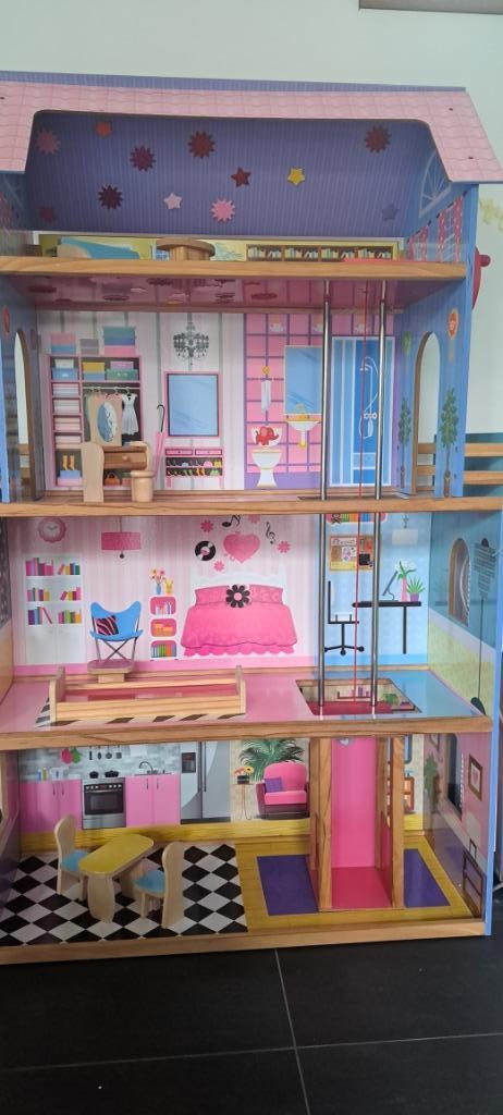 Poppenhuis met 4 speelvlakken , houten meubels en lift, Ophalen, Zo goed als nieuw, Poppenhuis