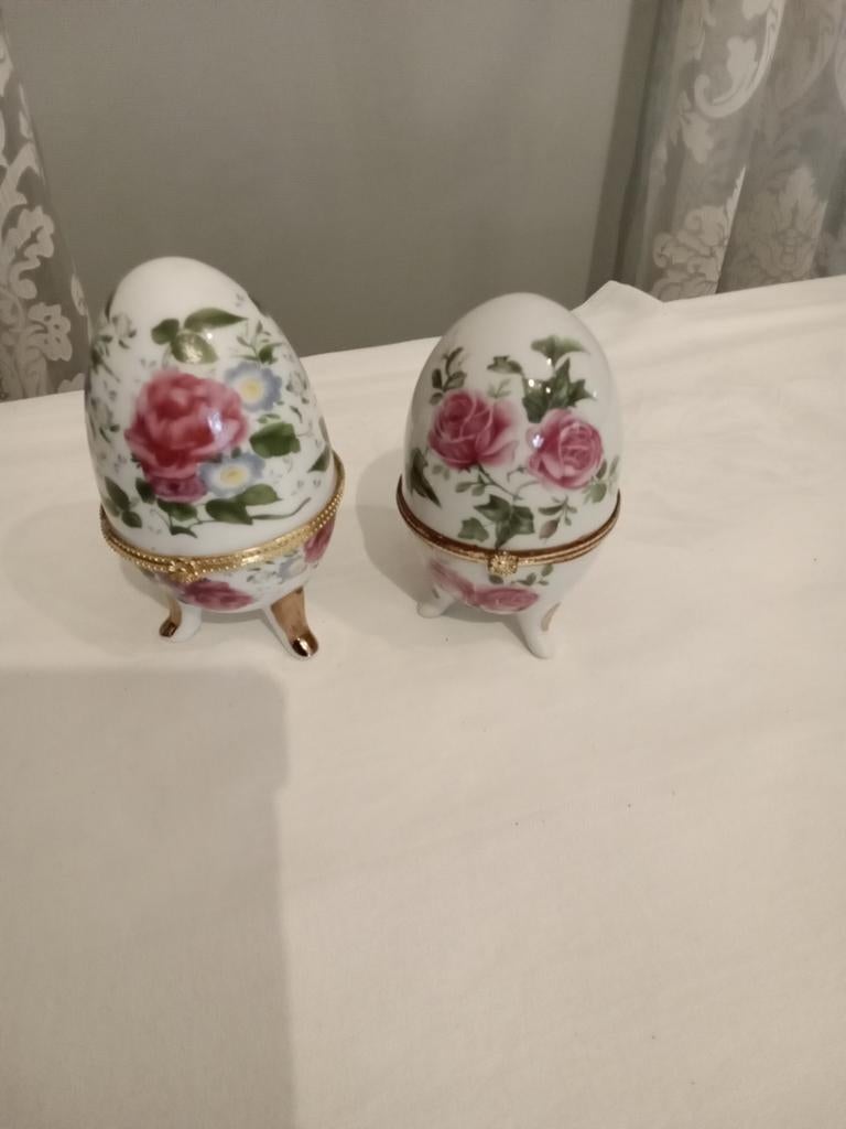 2 porseleinen eitjes, faberge stijl., Antiek en Kunst, Ophalen of Verzenden