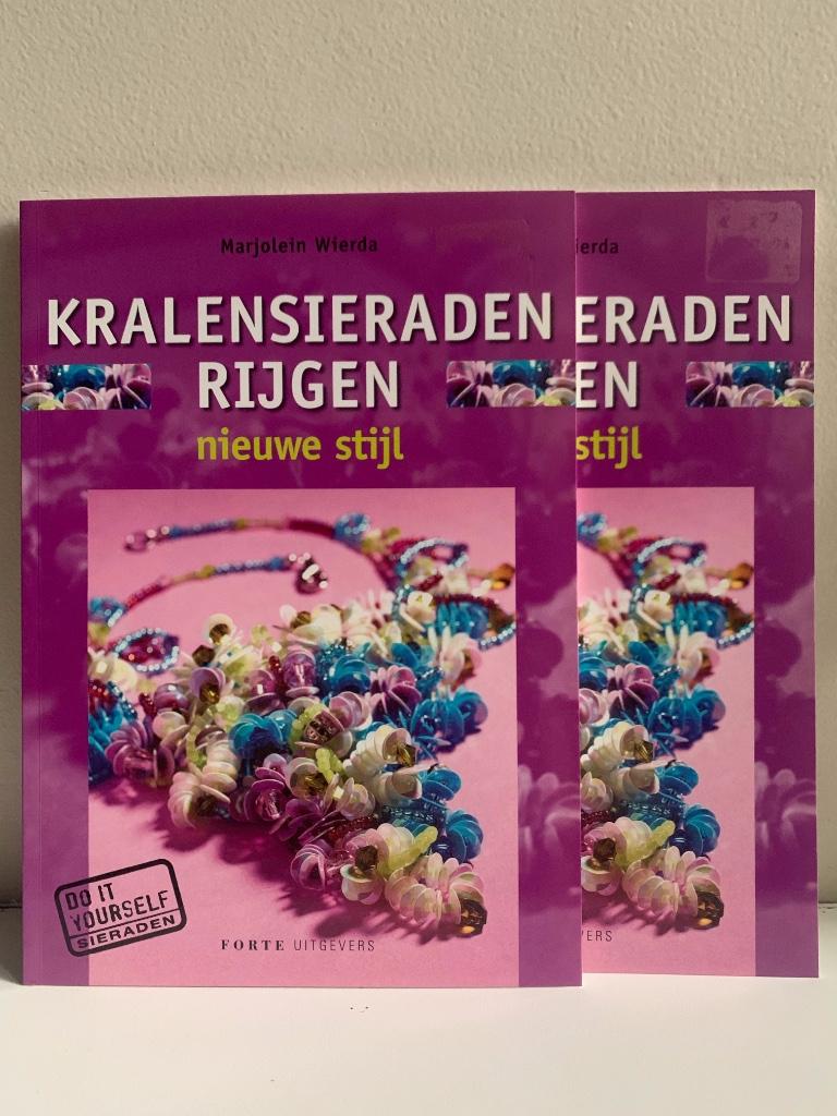 Boek Kralensieraden rijgen nieuwe stijl (M. Wierda), Livres, Enlèvement ou Envoi, Comme neuf, Fabrication de bijoux