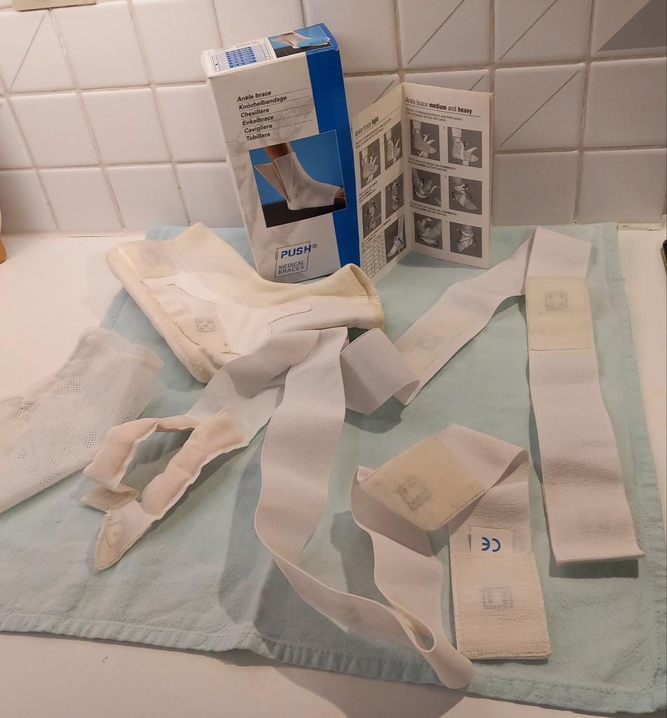 Enkelbrace Links Medium Plus Push wit, Diversen, Ophalen of Verzenden, Zo goed als nieuw
