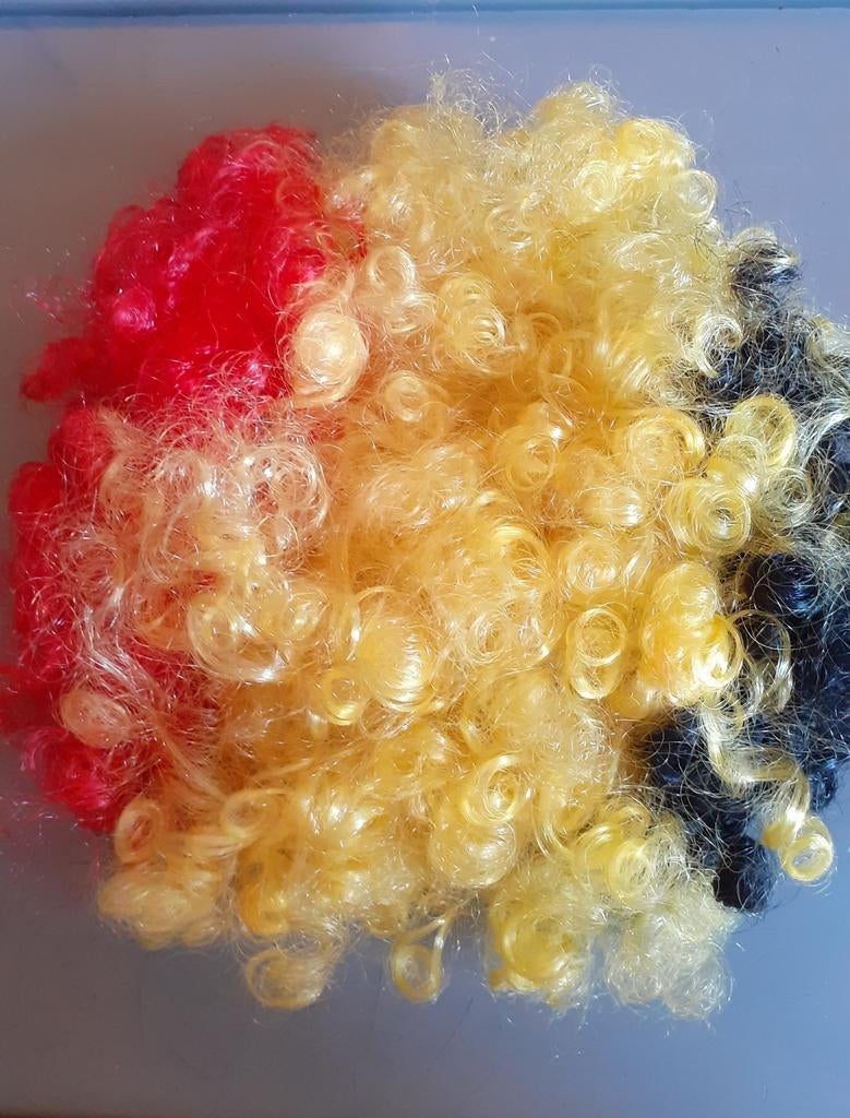 Perruque de déguisement bouclée couleur belge, Ophalen of Verzenden, Zo goed als nieuw