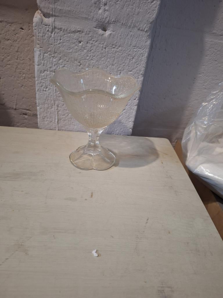 4 glazen ijscoupes op voet, Huis en Inrichting, Keuken | Servies, Ophalen of Verzenden, Nieuw