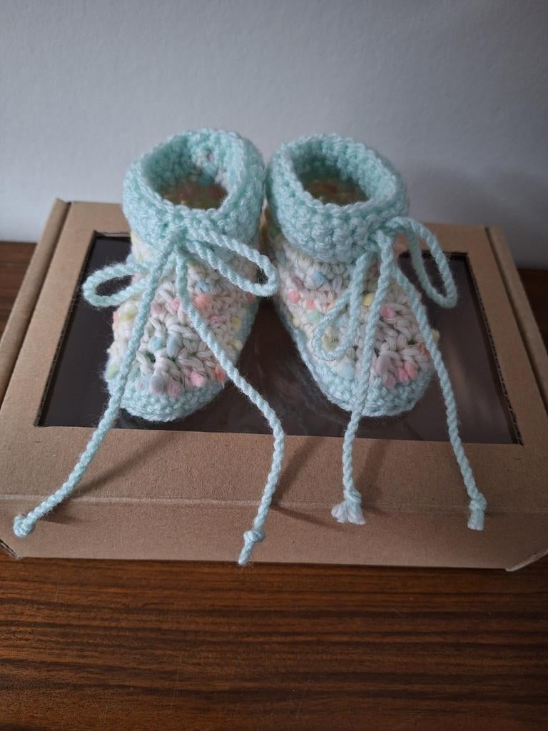 Mintgroen babyslofje met wit katoen mini pompon garen, Enlèvement ou Envoi