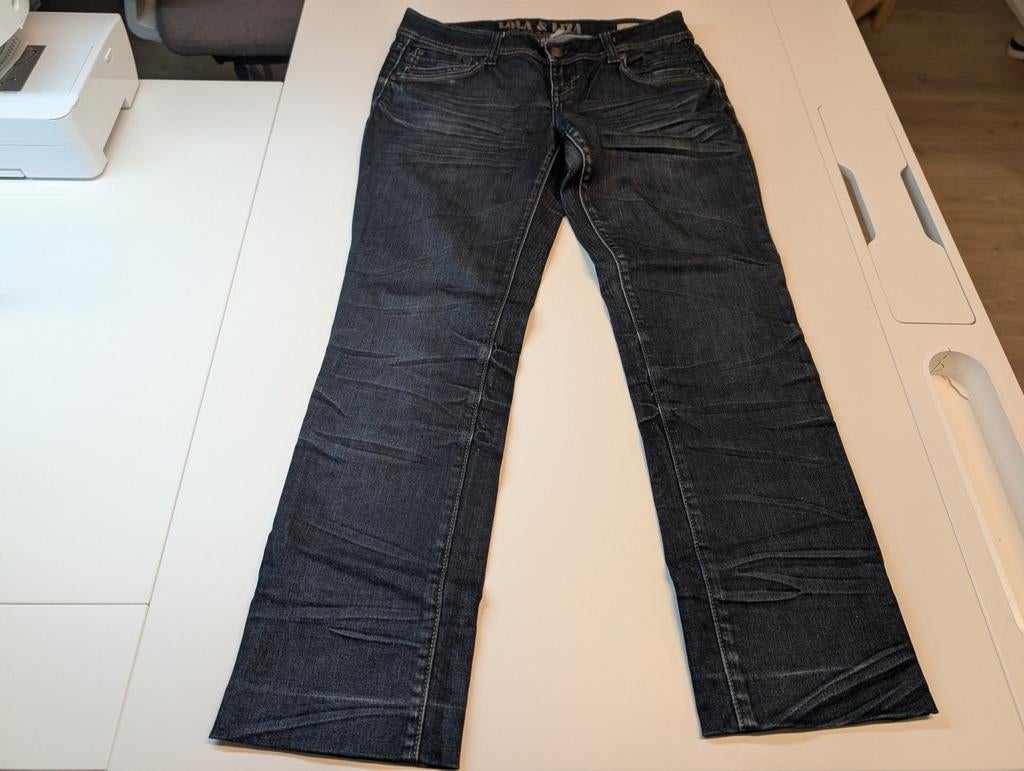 Lola & Liza jeans met strasssteentje maat 34, Ophalen of Verzenden, Zo goed als nieuw, W27 (confectie 34) of kleiner, Blauw