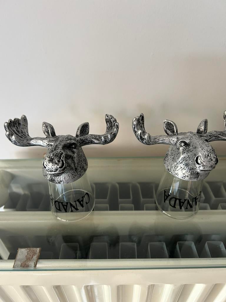 Petits verres Canada avec tête de cerf, Enlèvement