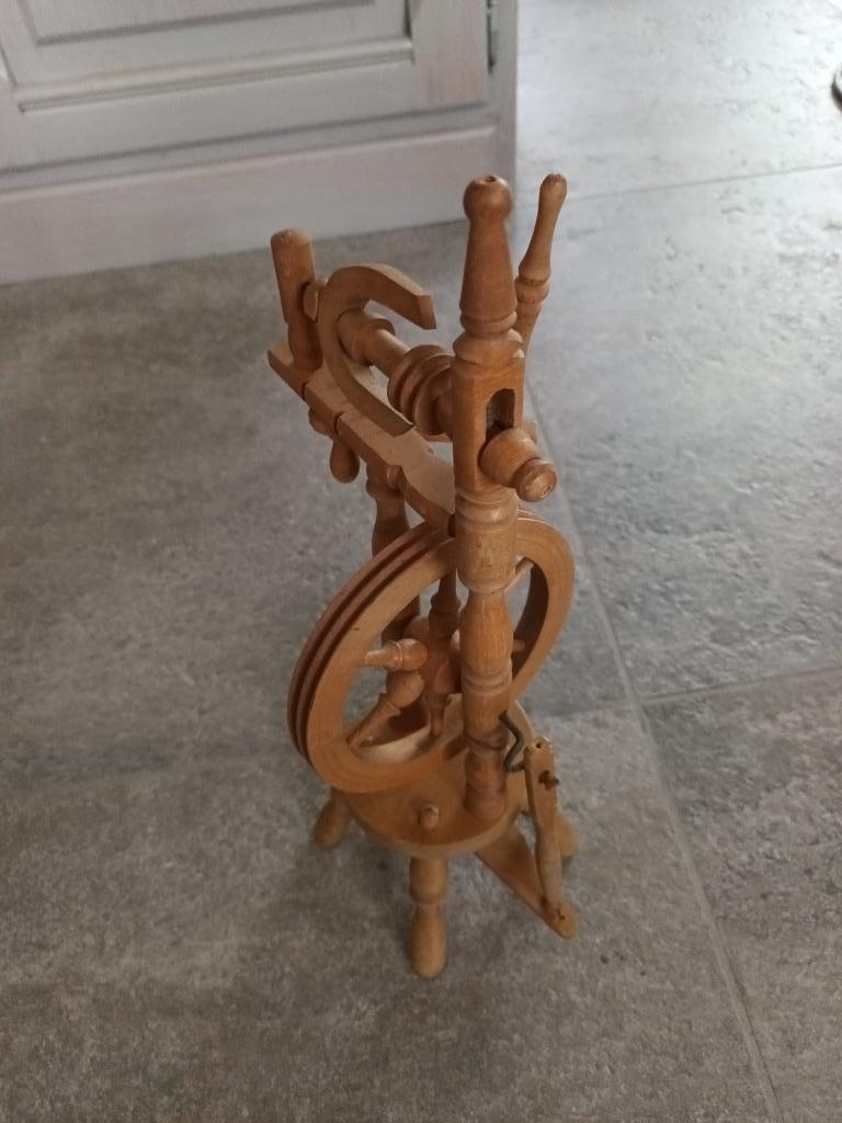 Miniatuur  houten spinnenwiel, Ophalen, Zo goed als nieuw