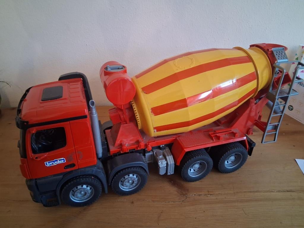 Bruder betonmixer, Ophalen