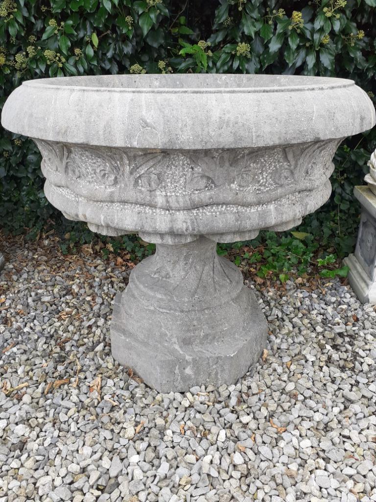 SUPERBE VASQUE ,JARDINIERE EN PIERRE BLEUE SUR SOCLE, Enlèvement, Utilisé