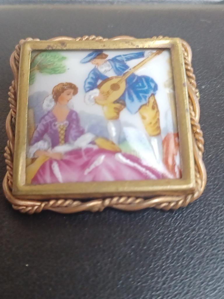 oude vintage broche met tafereel/viny limoges stempel, Ophalen, Overige materialen, 4 tot 7 cm, Overige kleuren