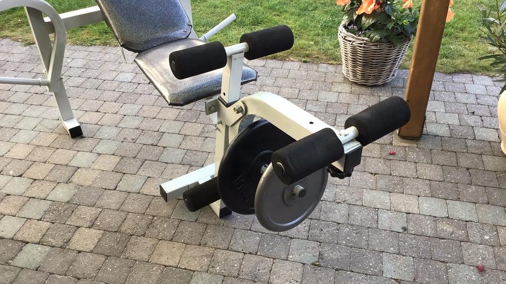 Trainingsbank met 2 halterschijven van 7,5kg en 10kg, Sport en Fitness, Ophalen, Benen, Gebruikt, Krachtstation