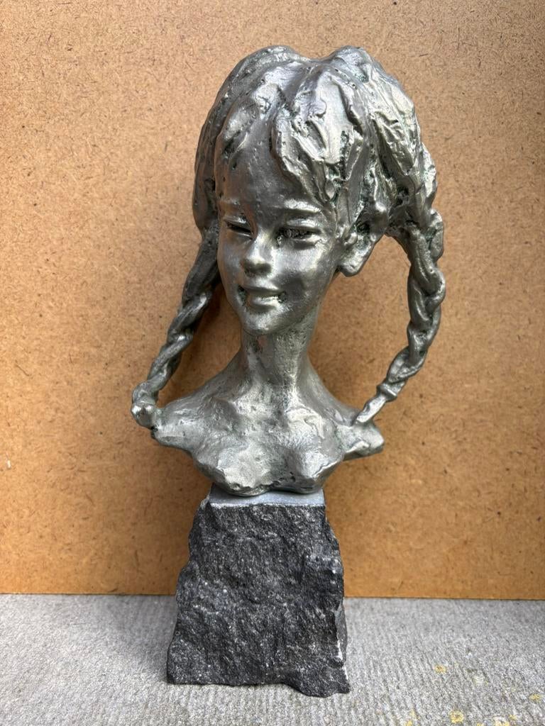 Buste van een vrouw op een sokkel, Antiek en Kunst, Ophalen of Verzenden