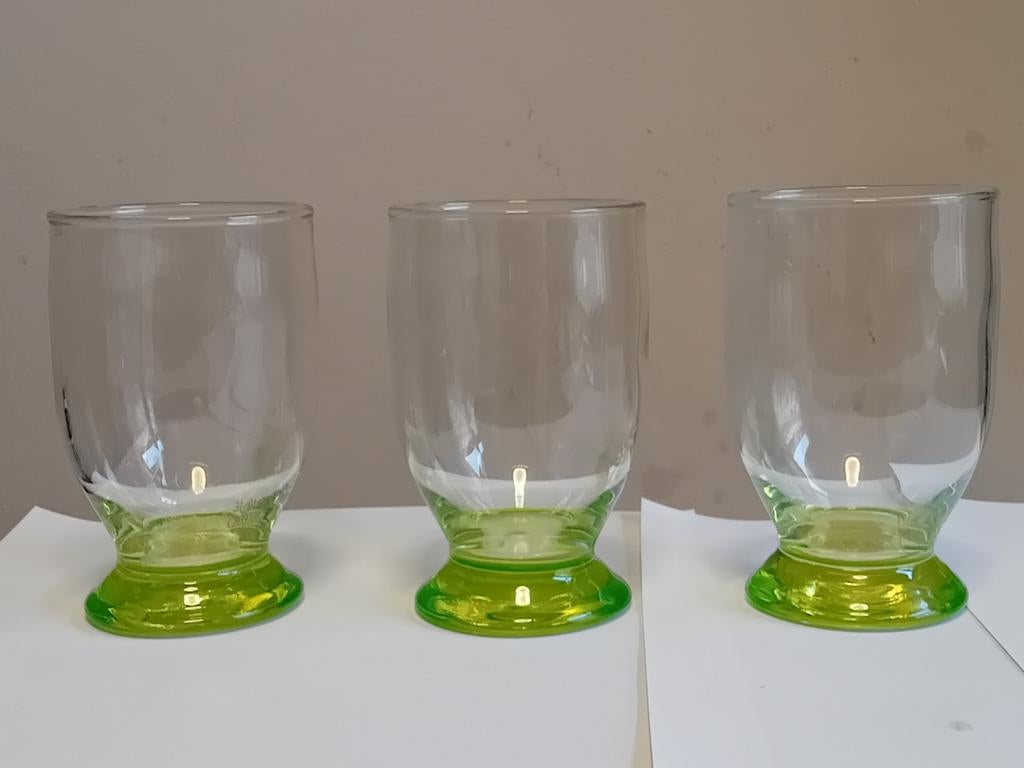 3 Verres pieds vert, Enlèvement ou Envoi, Comme neuf, Verre, Verre ou Verres
