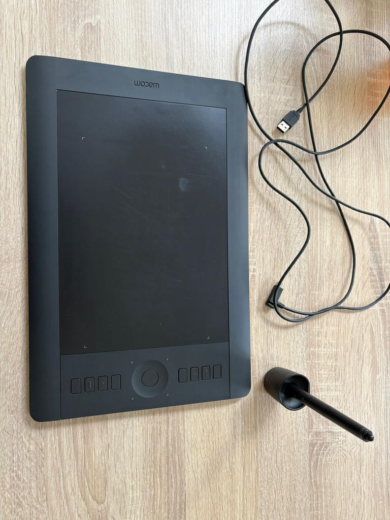 Tablette graphique wacom intuos pro medium, Informatique & Logiciels, Tablettes graphiques, Utilisé, Filaire, Multi-touch, Enlèvement