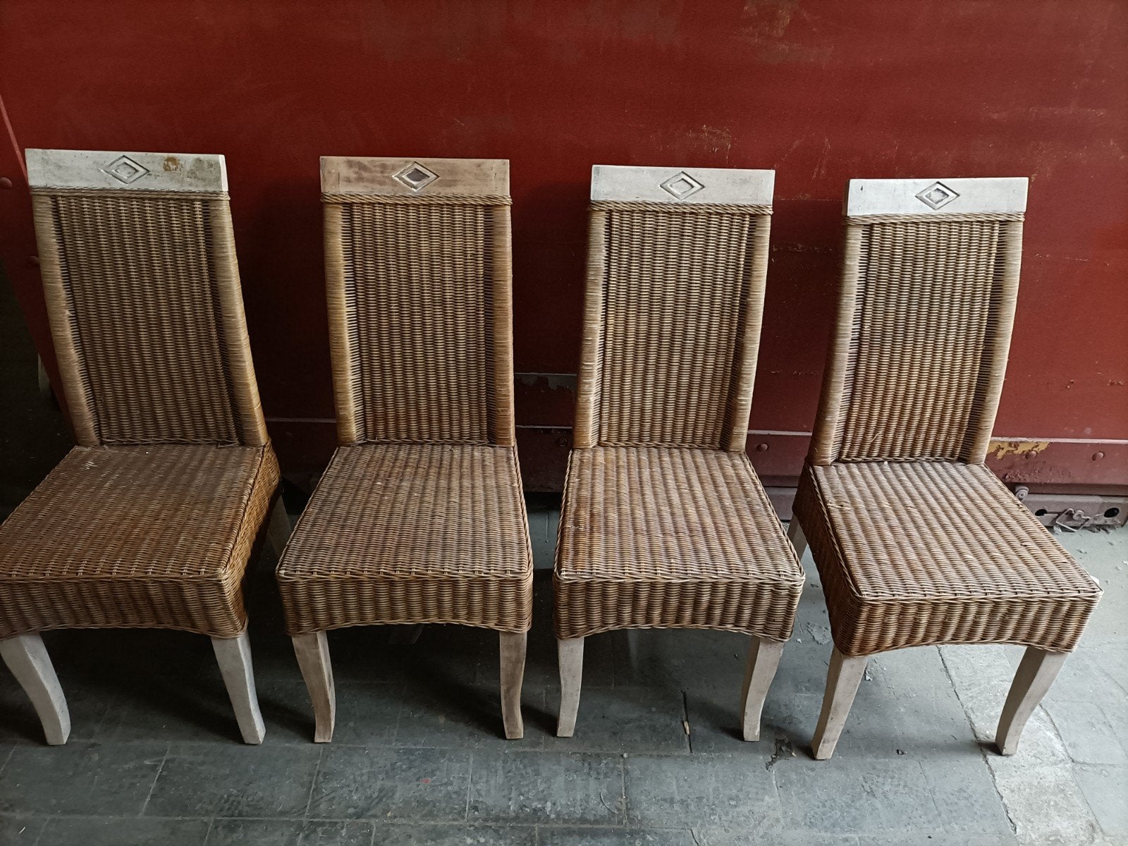 Chaises en bois et osier