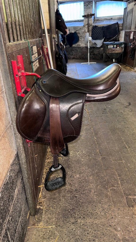 Selle ikonic, Animaux & Accessoires, Chevaux & Poneys | Selles, Utilisé, Ikonic, L (17.5 pouces), Siège creux, Système d'ajustement