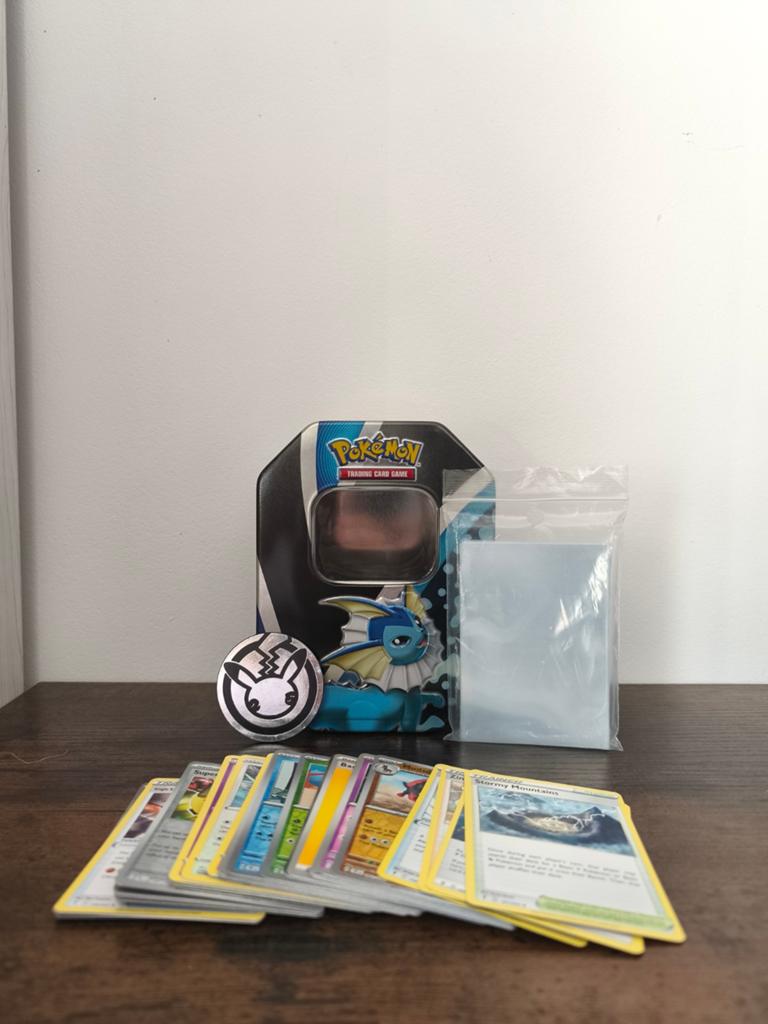 Pokémon doosje met kaarten, sleeves en munt te koop, Ophalen, Zo goed als nieuw, Meerdere kaarten
