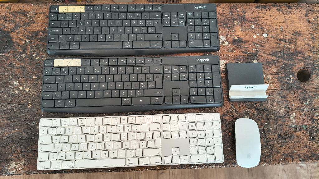 Claviers Apple et Logitech, Enlèvement ou Envoi, Azerty, Utilisé, Apple
