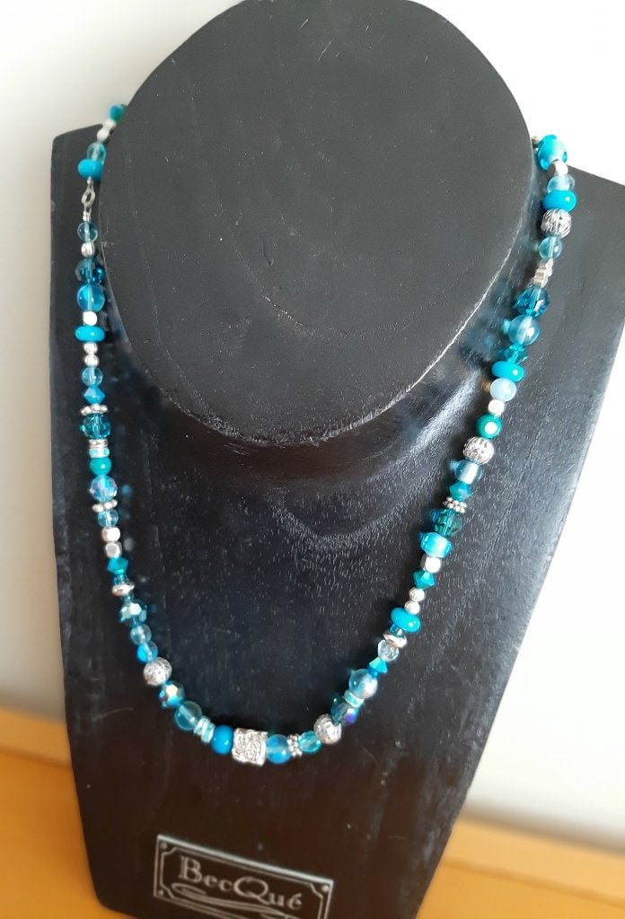 Te koop: Nieuw!!Mooie turquoise ketting met zilveren details, Bijoux, Sacs & Beauté, Colliers, Enlèvement, Neuf, Bleu, Autres matériaux
