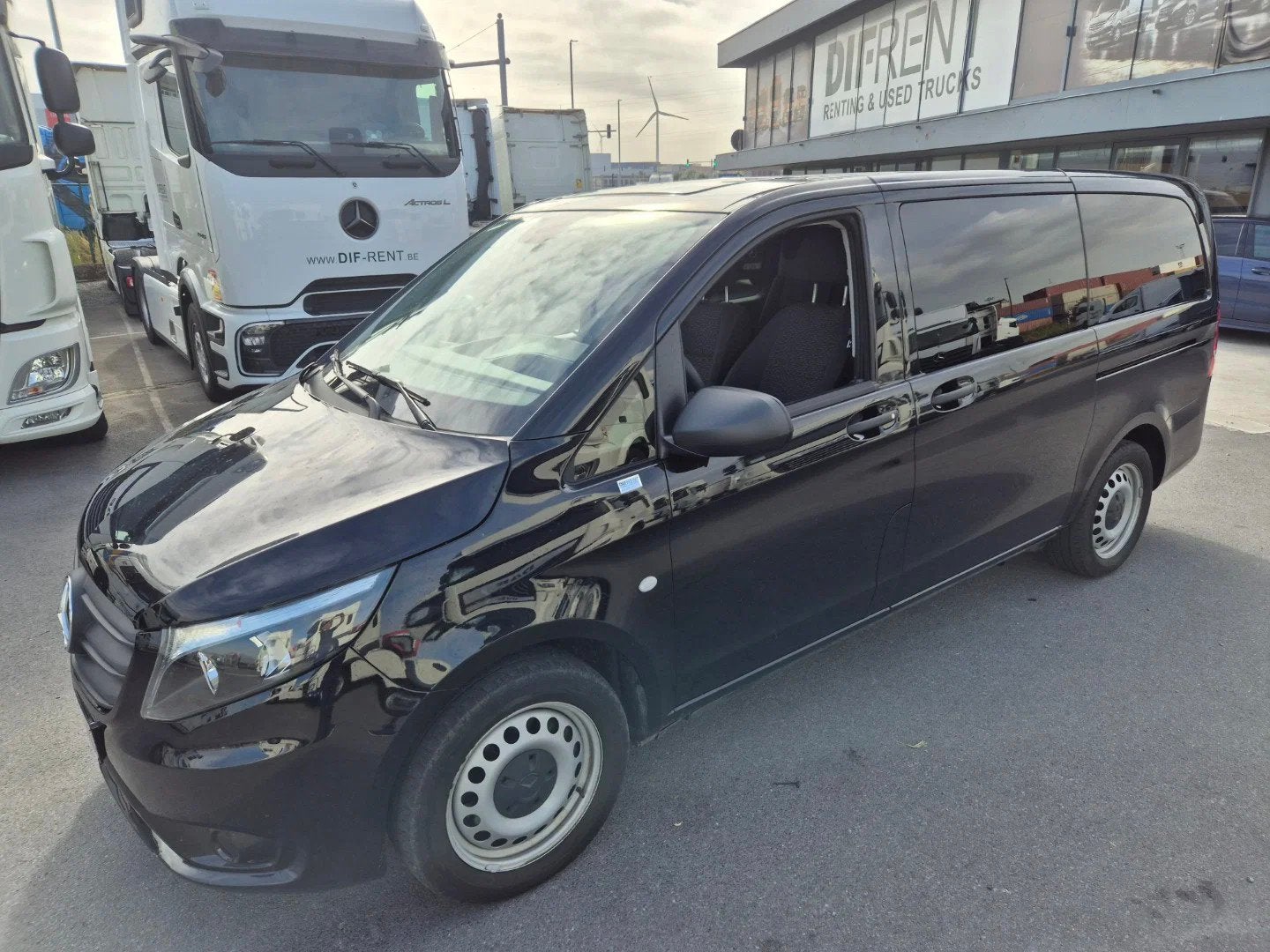 Mercedes-Benz Vito 114 CDI TOURER (bj 2024, automaat), Auto's, Gebruikt, 4 cilinders, 136 pk, Zwart