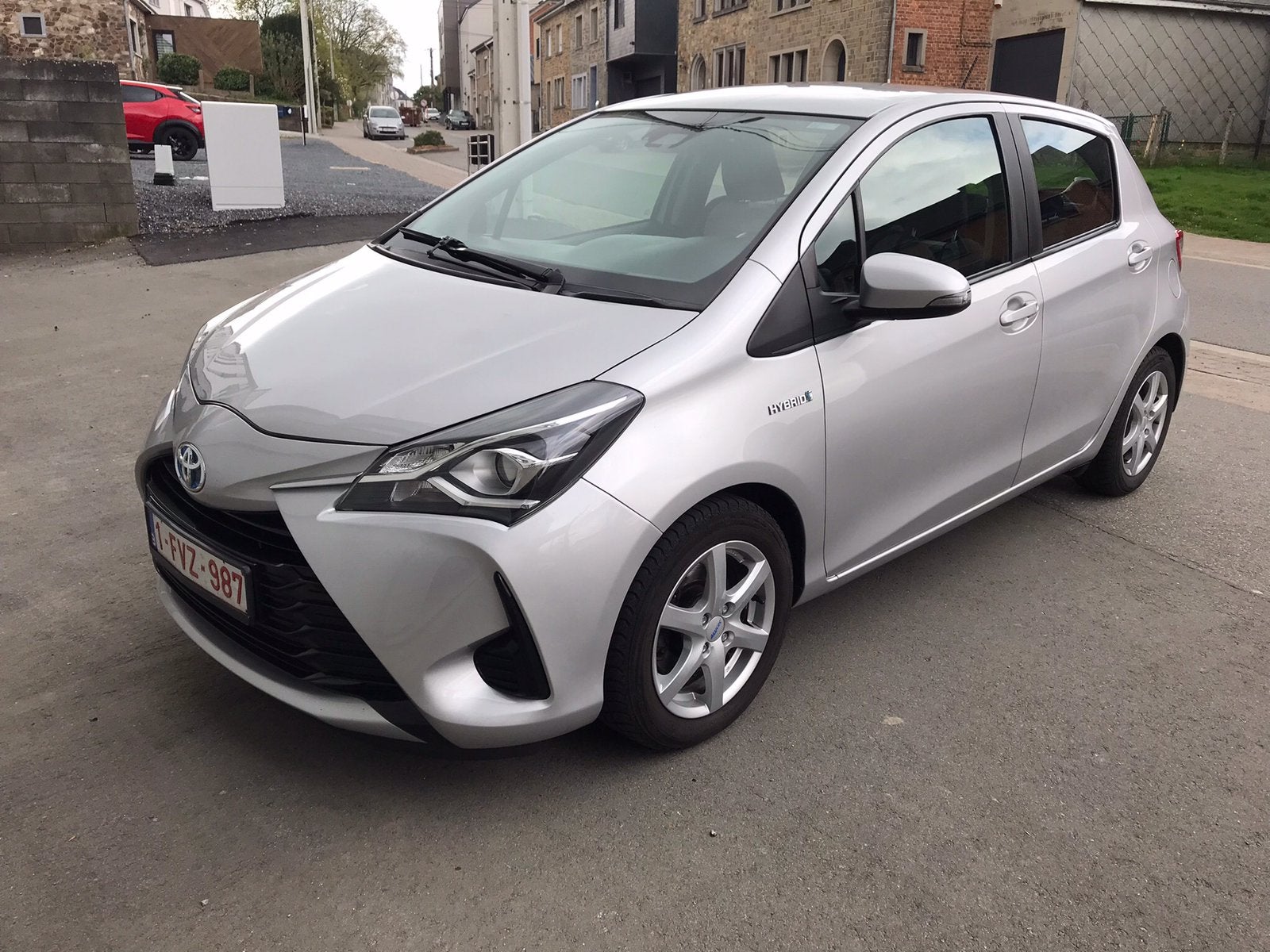 Toyota Yaris 1.5i. Hybrid. Euro 6C, Autos, Argent ou Gris, Achat, Adapté aux personnes handicapées, Automatique