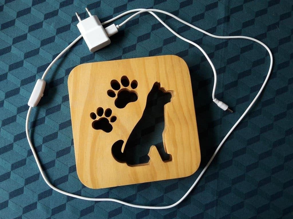 Mooie 3D houten lamp met uitgesneden hond en pootjes, Enlèvement ou Envoi, Comme neuf, Bois, Lampe figurine