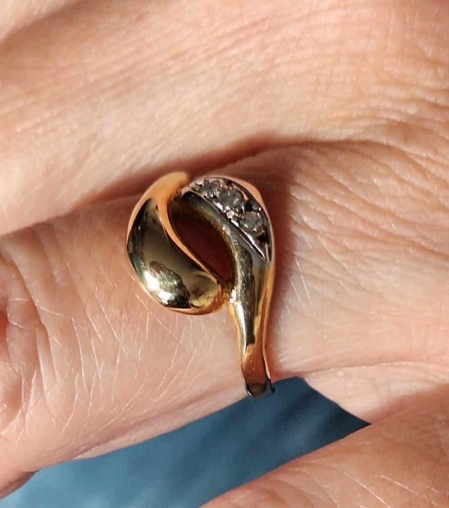 Pracht 14 karaat geelgouden dames ring met 3 diamantjes😍, Gebruikt, Ophalen of Verzenden, 17 tot 18, Met edelsteen