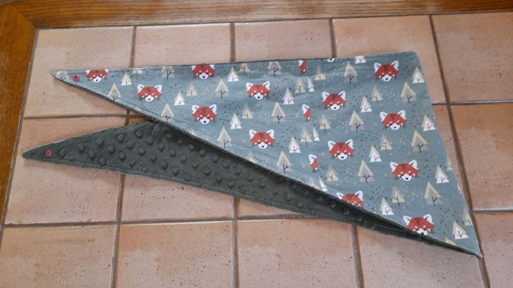 2 Echarpes triangulaires enfant, Garçon ou Fille, 104 ou plus petit, Enlèvement ou Envoi, Utilisé