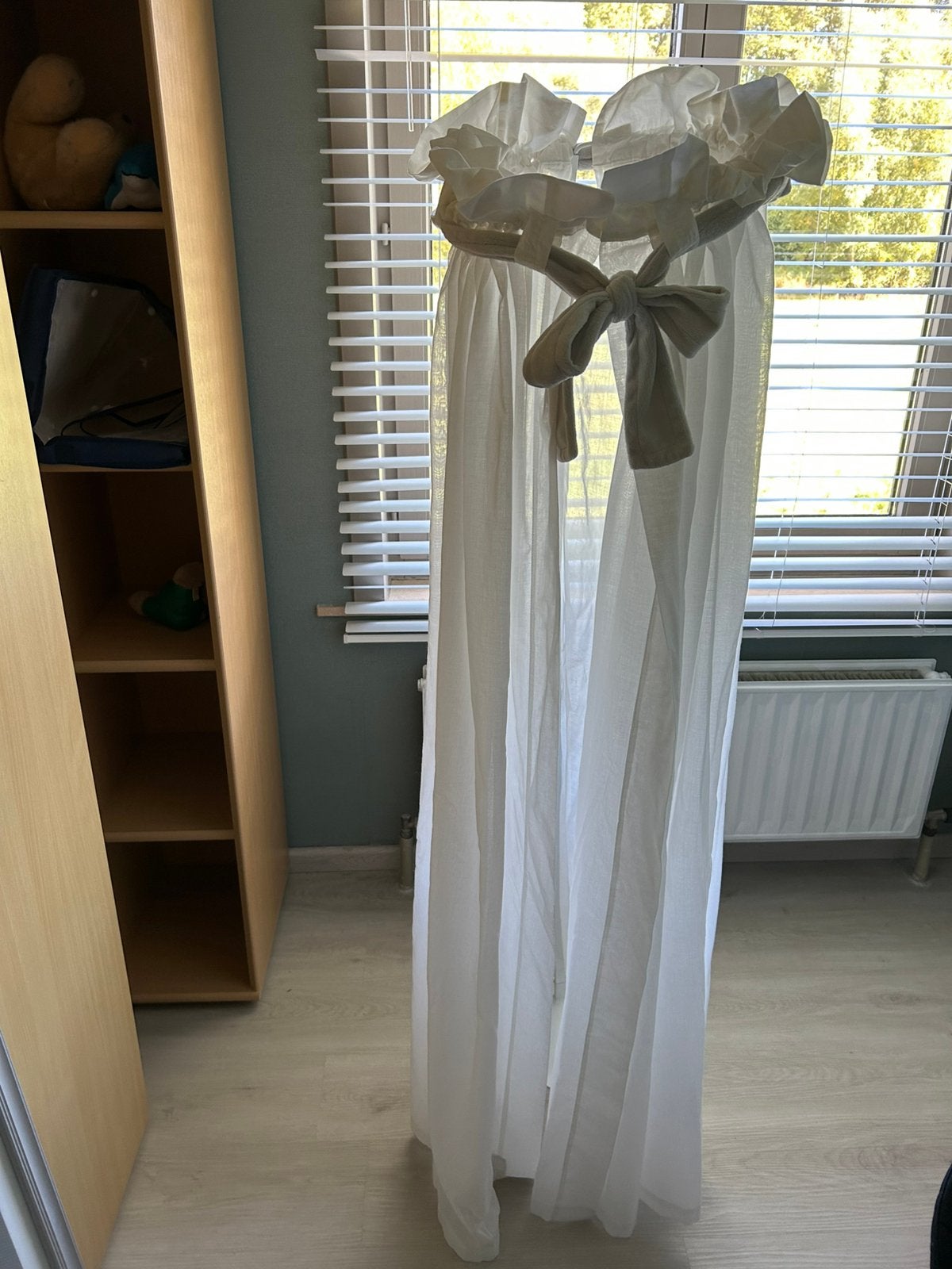 Witte metalen staander en witte hemel met grijze strik, Kinderen en Baby's, Ophalen, Zo goed als nieuw