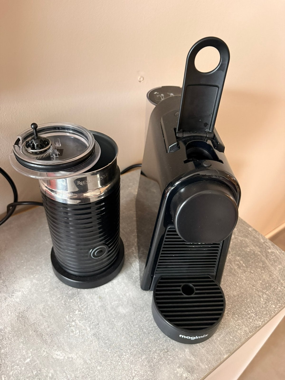 Machine à café Nespresso avec mousseur à lait, Electroménager, Enlèvement, Comme neuf