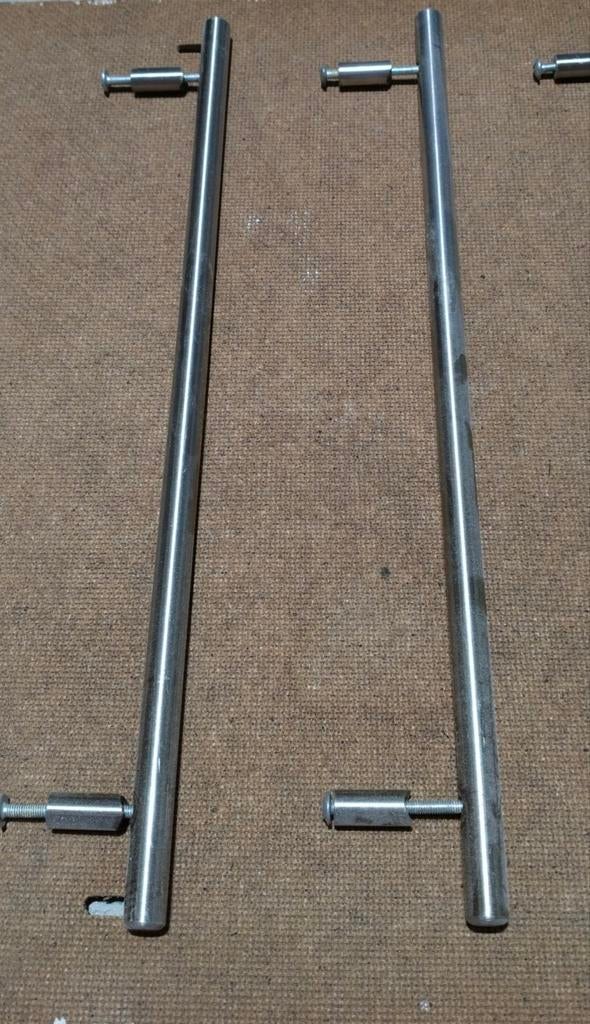 À donner poignée de meuble inox.
