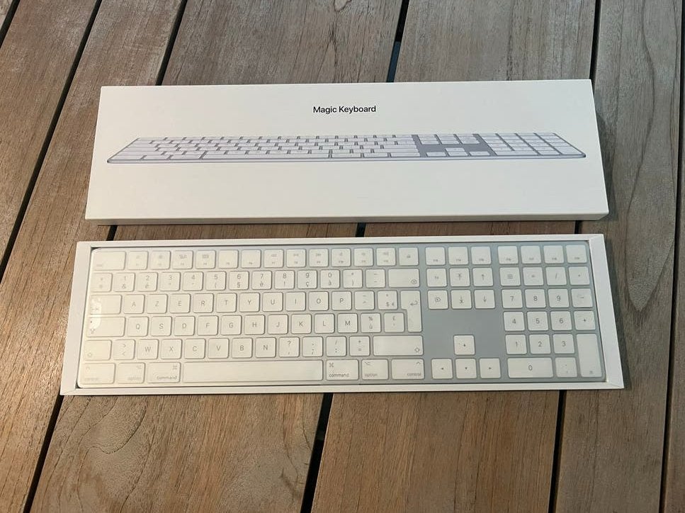 Apple Magic Keyboard AZERTY met numeriek klavier, Computers en Software, Draadloze ontvanger, Azerty, Ophalen of Verzenden, Zo goed als nieuw