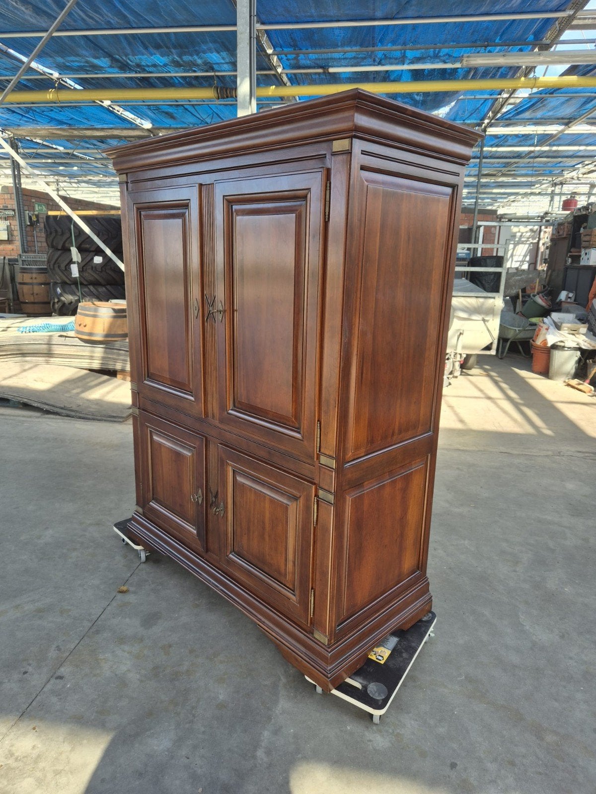 Meuble TV classique en bois avec raccords en laiton (brevet, Maison & Meubles, Enlèvement ou Envoi, Cerisier, Comme neuf, 100 à 150 cm