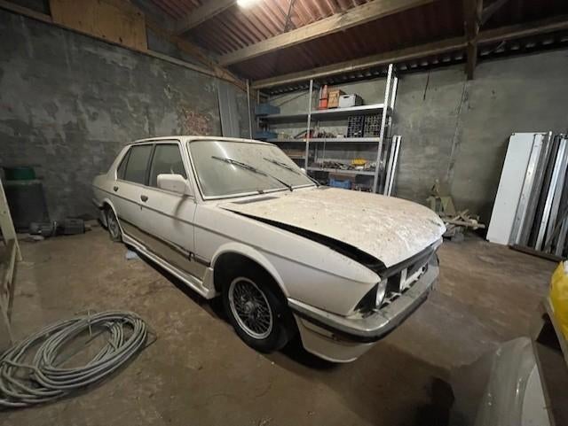BMW E28 Project – Ideale basis voor tracktool of restauratie, Auto's, Oldtimers, 4 deurs, Achterwielaandrijving, Zwart, Wit