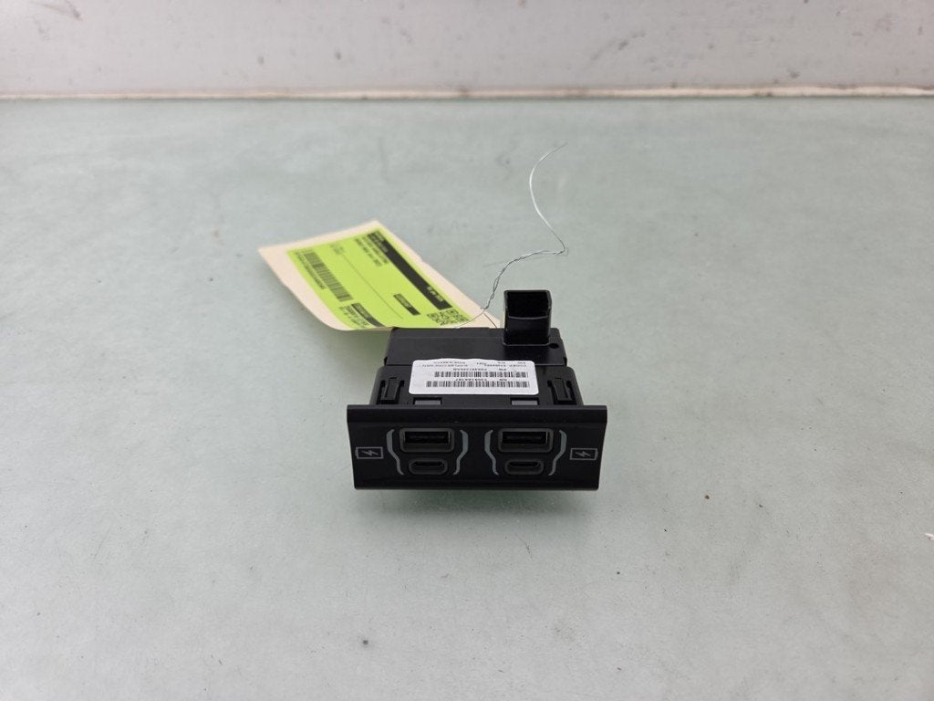 AUX/USB POORT RAM 1500 Crew Cab (DS) (|68487349AB|), Taurusavenue 1
2132 LS  Hoofddorp, NL, Webaccessibility@stellantis.com, Gebruikt