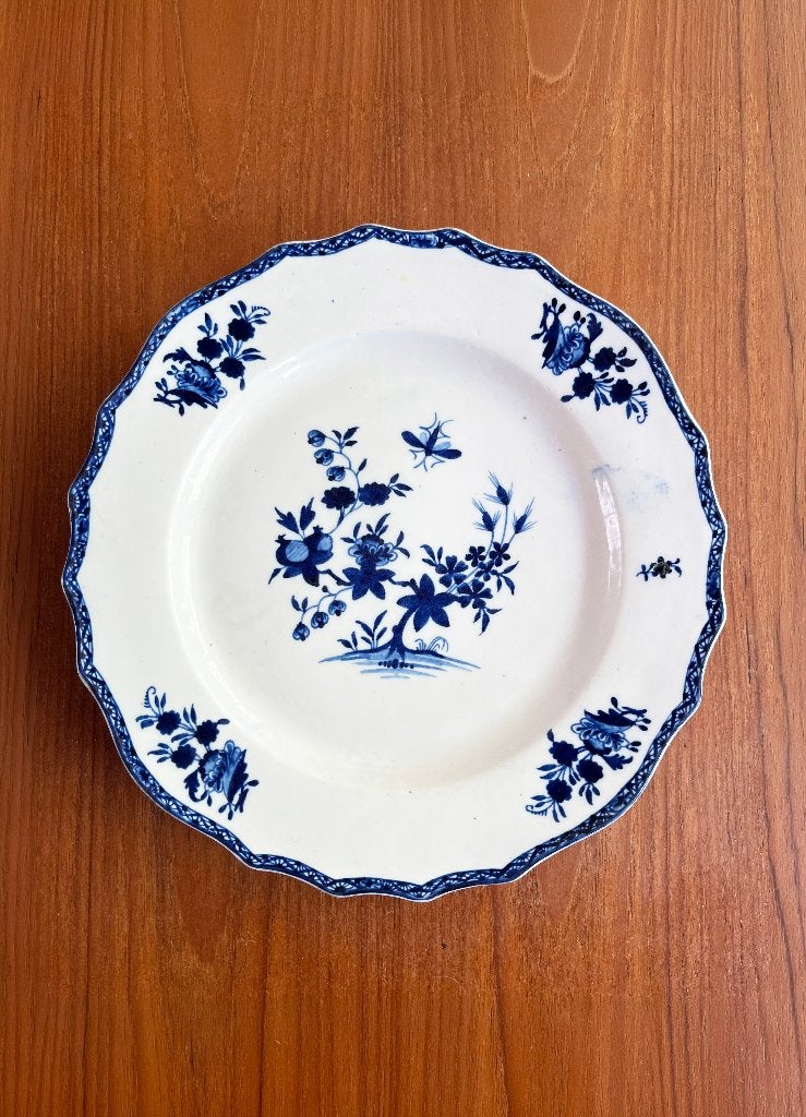 Oud aardewerk bord met “vliegje” - Porcelaine de Tournai, Ophalen of Verzenden