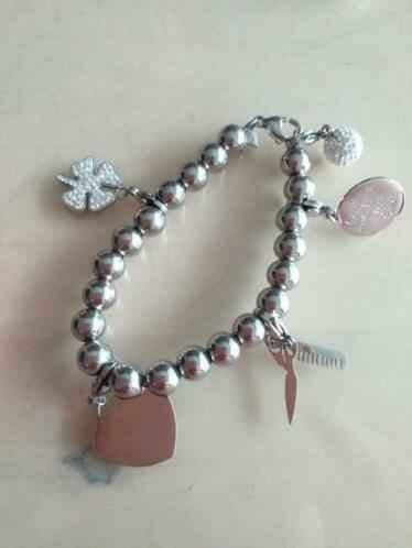 Zilverkleurige armband met bedels van Victoria ongedragen, Handtassen en Accessoires, Ophalen of Verzenden, Nieuw
